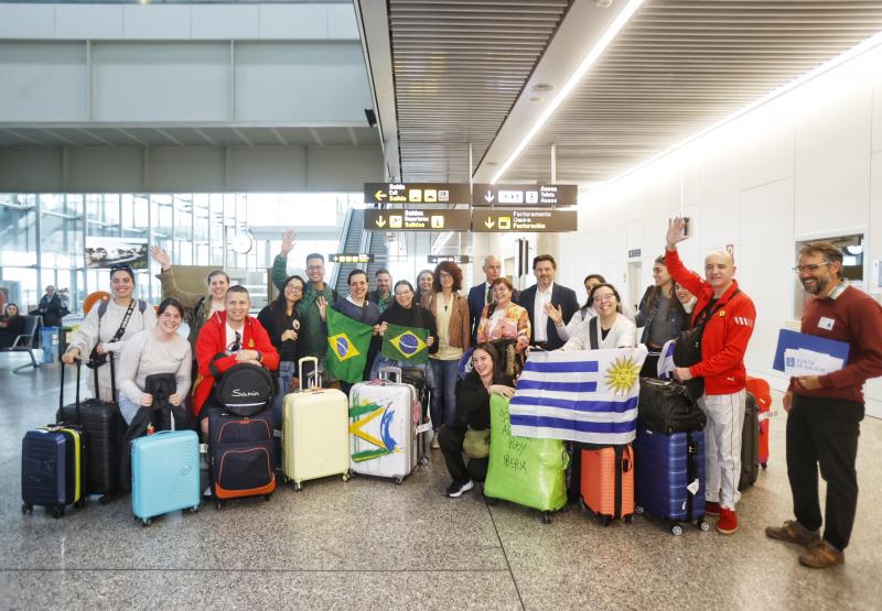 Imagen de la llegada de las y los participantes en las Escolas Abertas al aeropuerto de Santiago de Compostela