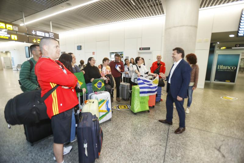 Imagen de la llegada de las y los participantes en las Escolas Abertas al aeropuerto de Santiago de Compostela