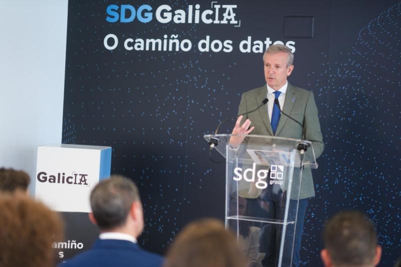 El presidente de la Xunta visita la sede del grupo SDG en Santiago, que albergará el futuro 'hub' de Inteligencia artificial de la compañía