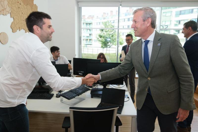 El presidente de la Xunta visita la sede del grupo SDG en Santiago, que albergará el futuro 'hub' de Inteligencia artificial de la compañía