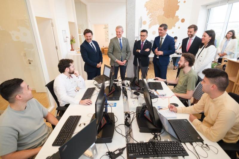 El presidente de la Xunta visita la sede del grupo SDG en Santiago, que albergará el futuro 'hub' de Inteligencia artificial de la compañía
