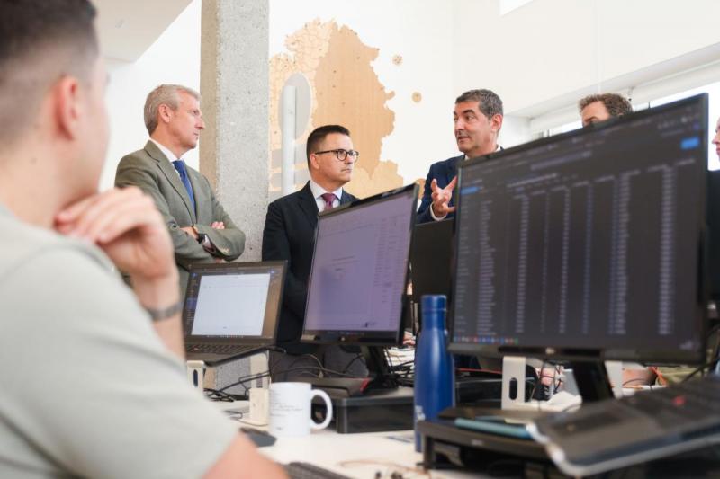 El presidente de la Xunta visita la sede del grupo SDG en Santiago, que albergará el futuro 'hub' de Inteligencia artificial de la compañía