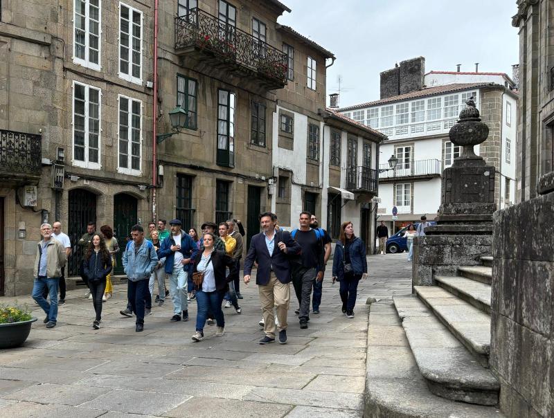 Los participantes del programa Escolas Abertas visitan la sede de la Secretaría Xeral da Emigración para conocer de buena tinta el trabajo que se realiza desde esta institución para apoyar a los gallegos del exterior. 