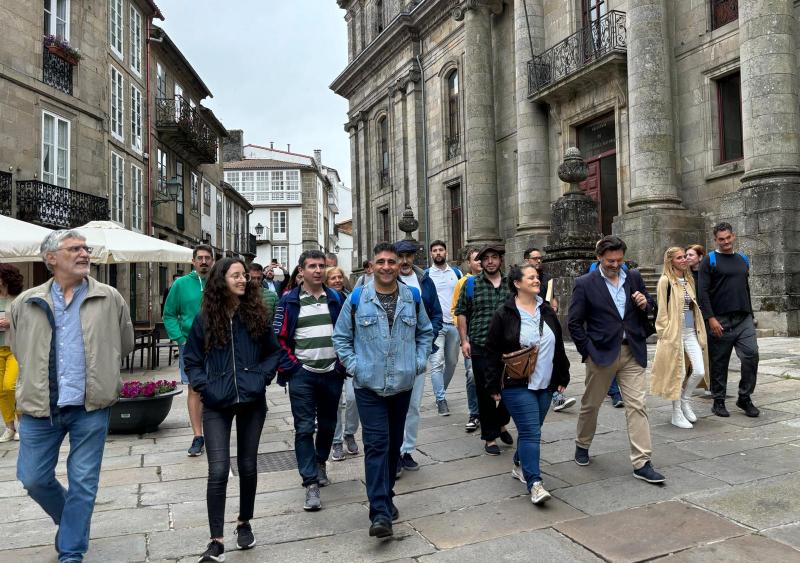 Los participantes del programa Escolas Abertas visitan la sede de la Secretaría Xeral da Emigración para conocer de buena tinta el trabajo que se realiza desde esta institución para apoyar a los gallegos del exterior. 