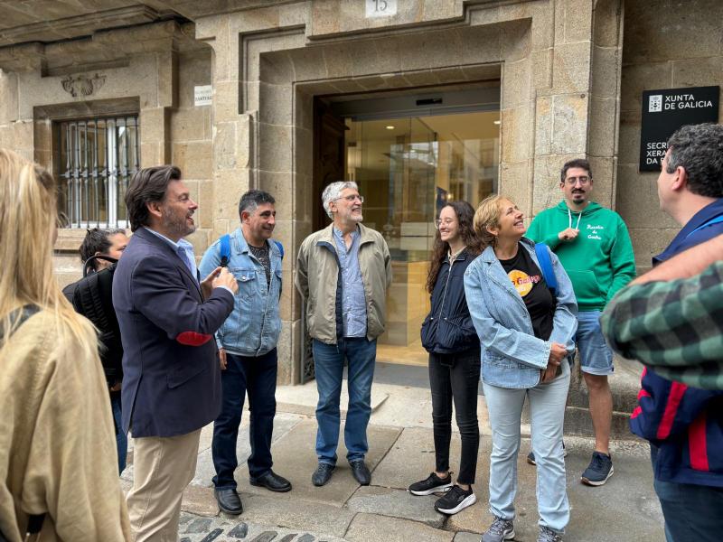 Los participantes del programa Escolas Abertas visitan la sede de la Secretaría Xeral da Emigración para conocer de buena tinta el trabajo que se realiza desde esta institución para apoyar a los gallegos del exterior. 