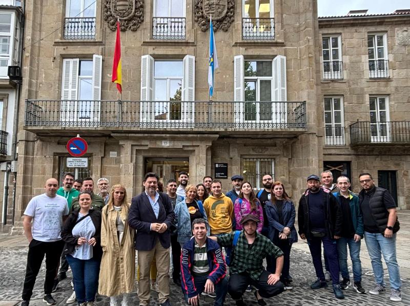 Los participantes del programa Escolas Abertas visitan la sede de la Secretaría Xeral da Emigración para conocer de buena tinta el trabajo que se realiza desde esta institución para apoyar a los gallegos del exterior. 