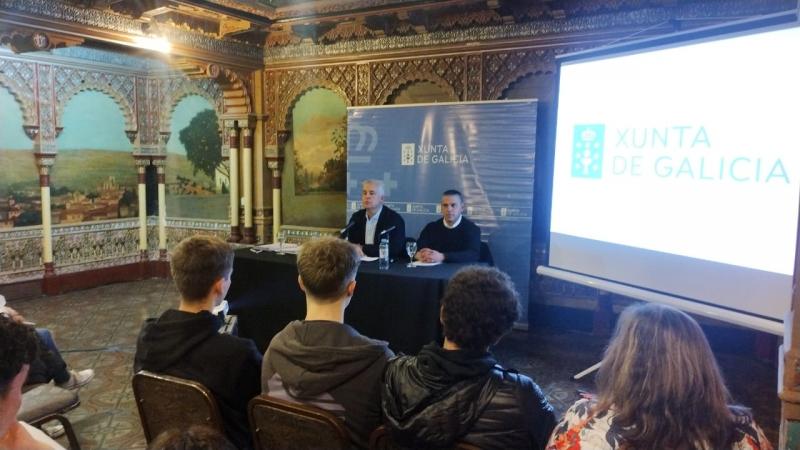 El delegado de la Xunta en Buenos Aires informa a los participantes del Programa 'Conecta con Galicia' en una reunión en la capital argentina