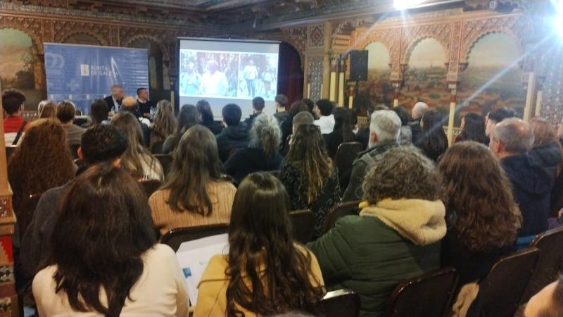 El delegado de la Xunta en Buenos Aires informa a los participantes del Programa 'Conecta con Galicia' en una reunión en la capital argentina