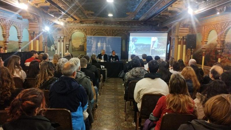 El delegado de la Xunta en Buenos Aires informa a los participantes del Programa 'Conecta con Galicia' en una reunión en la capital argentina