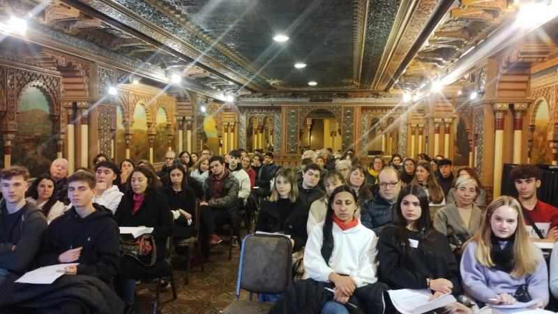 El delegado de la Xunta en Buenos Aires informa a los participantes del Programa 'Conecta con Galicia' en una reunión en la capital argentina