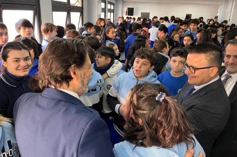 José González destaca o Colexio Santiago Apóstol como exemplo da continuidade e promoción da cultura galega a través da educación