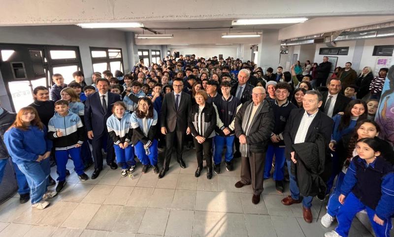 José González destaca o Colexio Santiago Apóstol como exemplo da continuidade e promoción da cultura galega a través da educación