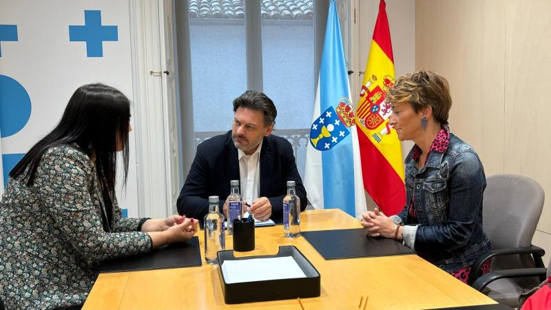 Miranda e a presidenta do Centro Galego de Álava reforzan a conexión cultural entre Galicia e a comunidade galega en Euskadi