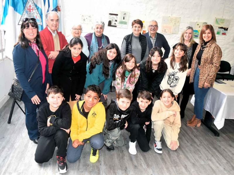 La delegada de la Xunta en Uruguay, visita la exposición de dibujos en el Patronato da Cultura Galega y las instalaciones deportivas del Centro Gallego de Montevideo