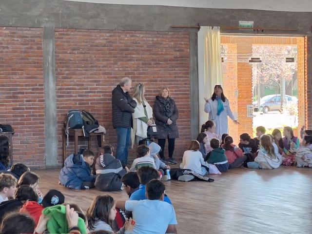 La delegada de la Xunta en Uruguay, visita la exposición de dibujos en el Patronato da Cultura Galega y las instalaciones deportivas del Centro Gallego de Montevideo