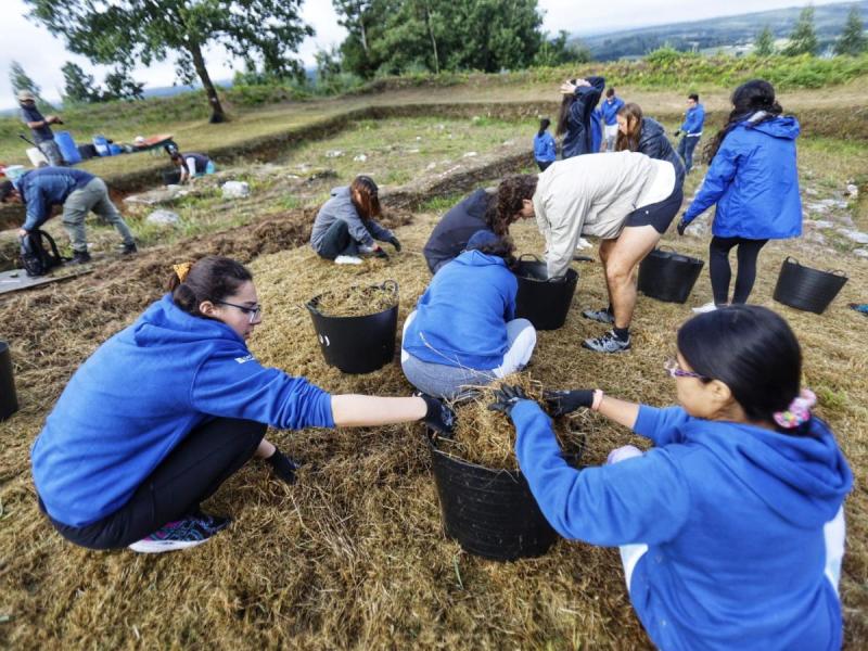 La Xunta promueve la importancia de cuidar de nuestro patrimonio en el campo de voluntariado del castro de Viladonga