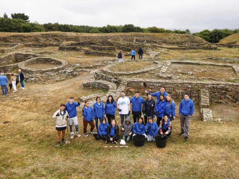 La Xunta promueve la importancia de cuidar de nuestro patrimonio en el campo de voluntariado del castro de Viladonga