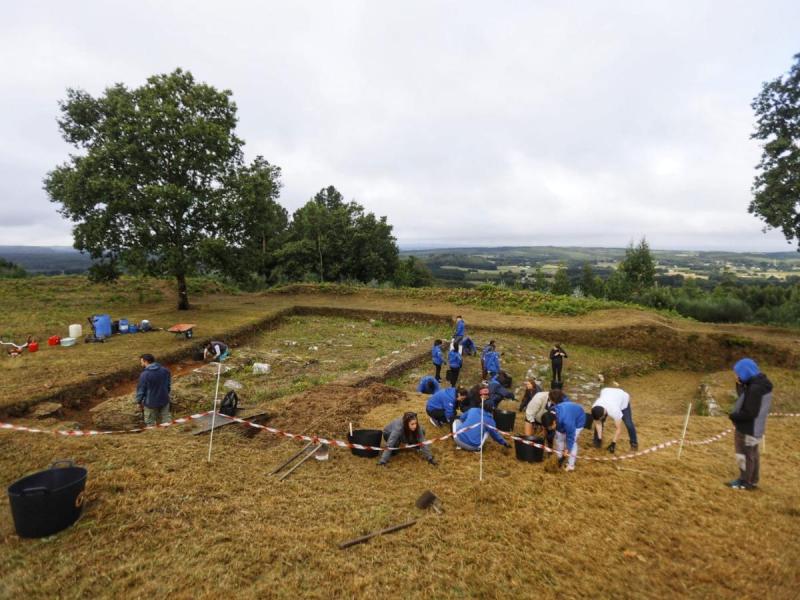 La Xunta promueve la importancia de cuidar de nuestro patrimonio en el campo de voluntariado del castro de Viladonga