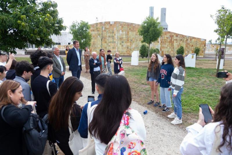 López Campos anima o alumnado do Instituto Santiago Apóstol de Bos Aires a manter vivo o legado de Galicia e dos seus devanceiros na Arxentina