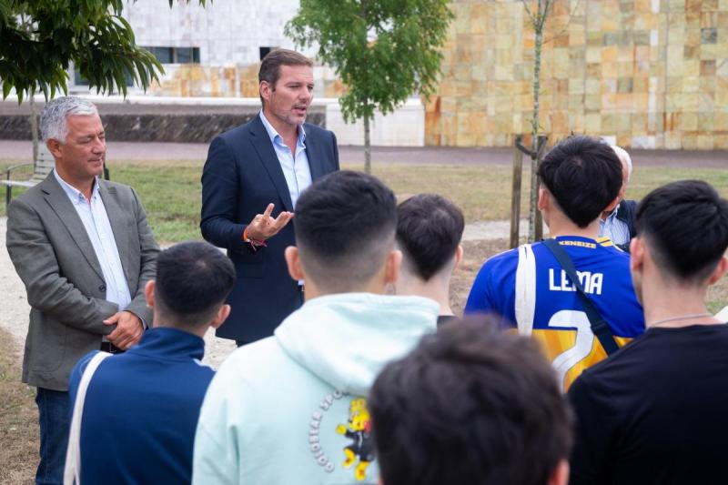 López Campos anima o alumnado do Instituto Santiago Apóstol de Bos Aires a manter vivo o legado de Galicia e dos seus devanceiros na Arxentina