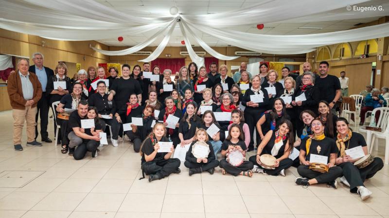 O espectáculo de clausura do Obradoiro de pandeireta, percusión e canto galego reúne en Montevideo preto de cen alumnos para demostrar o aprendido ao longo do curso
