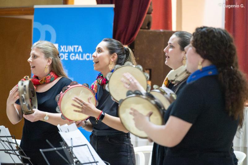 O espectáculo de clausura do Obradoiro de pandeireta, percusión e canto galego reúne en Montevideo preto de cen alumnos para demostrar o aprendido ao longo do curso