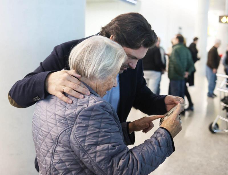 Miranda y representantes de la SXE dan la bienvenida en Santiago, Vigo y A Coruña a los mayores del exterior que participan en el programa 'Reencuentros con Galicia'
