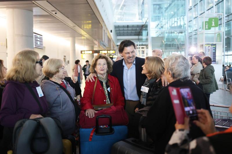 Miranda y representantes de la SXE dan la bienvenida en Santiago, Vigo y A Coruña a los mayores del exterior que participan en el programa 'Reencuentros con Galicia'