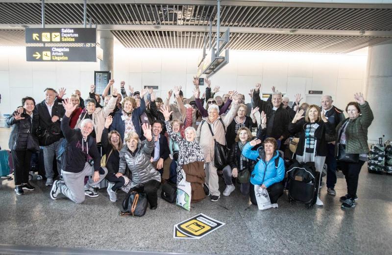 Miranda y representantes de la SXE dan la bienvenida en Santiago, Vigo y A Coruña a los mayores del exterior que participan en el programa 'Reencuentros con Galicia'