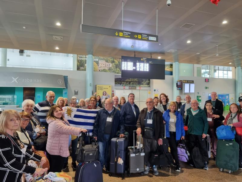 Miranda y representantes de la SXE dan la bienvenida en Santiago, Vigo y A Coruña a los mayores del exterior que participan en el programa 'Reencuentros con Galicia'