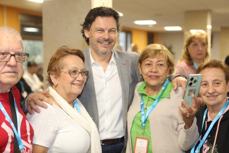 O Secretario Xeral da Emigración destaca nas súas visitas ás persoas participantes do ‘Reencontros con Galicia’ que algunha non volvera desde que emigrara