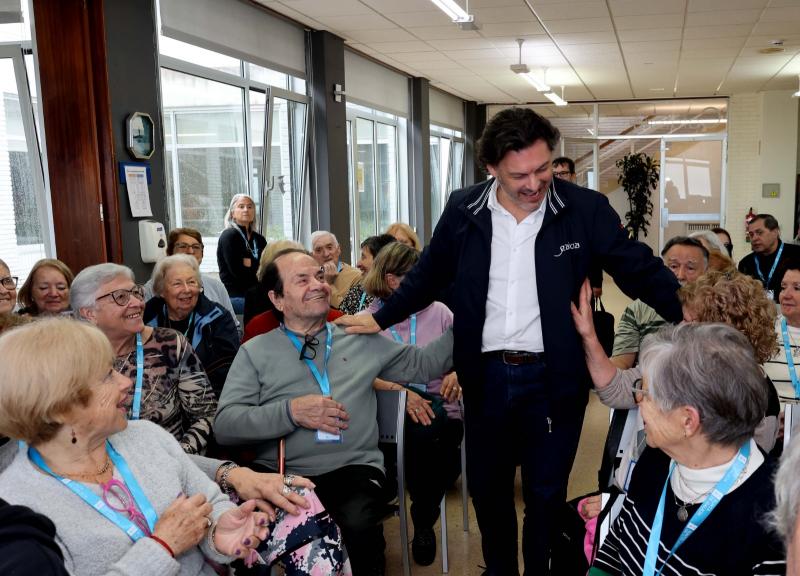 O Secretario Xeral da Emigración destaca nas súas visitas ás persoas participantes do ‘Reencontros con Galicia’ que algunha non volvera desde que emigrara