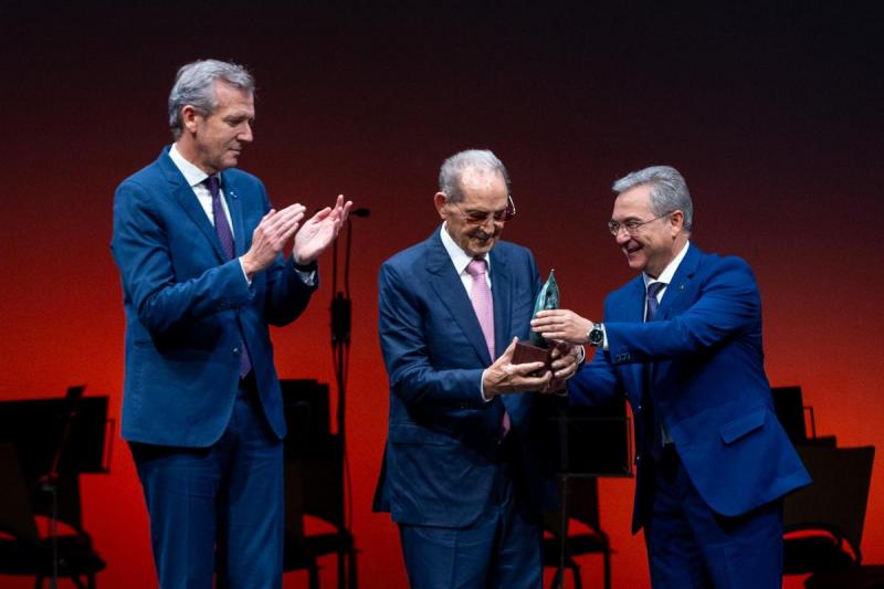 Rueda destaca a contribución dos empresarios da emigración, como Olegario Vázquez Raña, á hora de construír a Galicia moderna