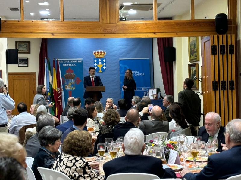 Miranda entrega ao Alcalde de Sevilla a Anduriña de Ouro no 66º Aniversario do Lar Galego, máximo recoñecemento da comunidade galega na capital andaluza
