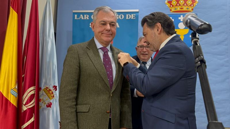 Miranda entrega al Alcalde de Sevilla la Anduriña de Ouro en el 66º Aniversario del Lar Galego, máximo reconocimiento de la comunidad gallega en la capital andaluza