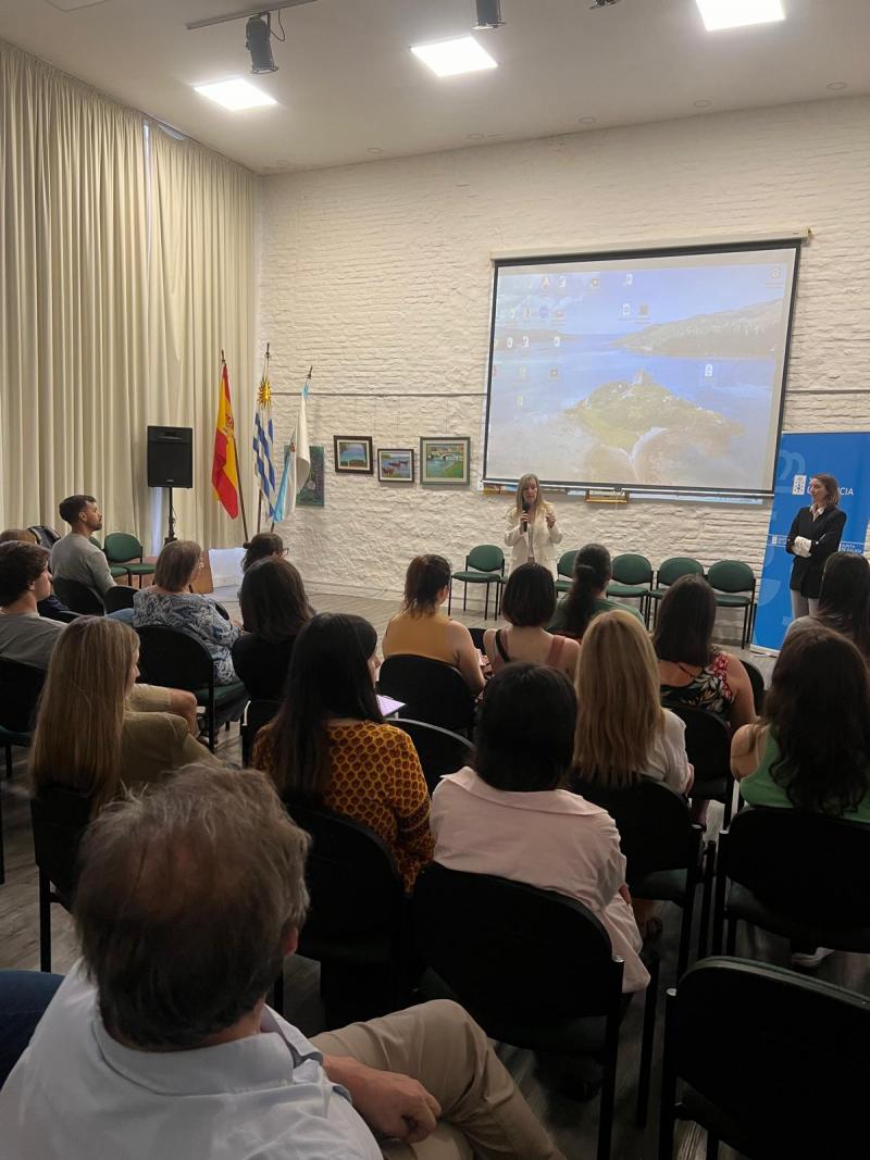 Case medio centenar de mozos galegos do exterior participan en Montevideo nun encontro sobre as Bolsas BEME da man da Delegada da Xunta Case medio centenar de mozos galegos do exterior participan en Montevideo nun encontro sobre as Bolsas BEME da man da Delegada da Xunta