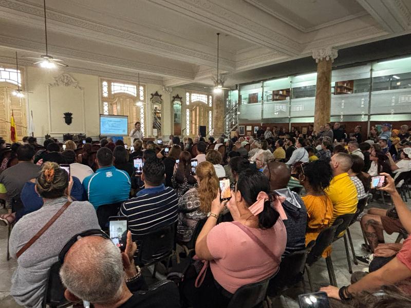 Miranda informa ante cerca de 500 personas en La Habana de las oportunidades para el retorno a Galicia