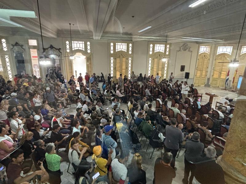 Miranda informa ante cerca de 500 personas en La Habana de las oportunidades para el retorno a Galicia