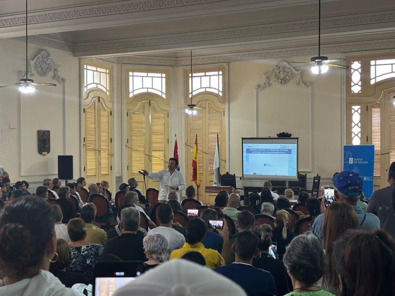Miranda informa ante cerca de 500 personas en La Habana de las oportunidades para el retorno a Galicia