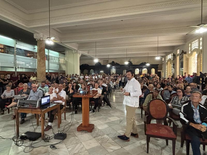 Miranda informa ante cerca de 500 personas en La Habana de las oportunidades para el retorno a Galicia