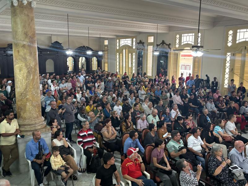 Miranda informa ante cerca de 500 personas en La Habana de las oportunidades para el retorno a Galicia