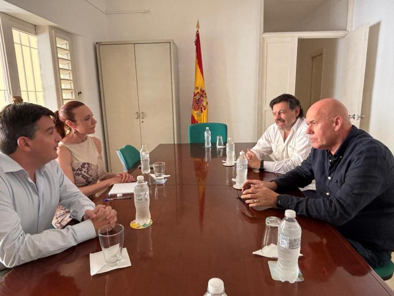 O secretario xeral da Emigración reúnese coa Conselleira de Traballo, Migracións e Seguridade Social para buscar accións complementarias na atención aos galegos en Cuba O secretario xeral da Emigración reúnese coa Conselleira de Traballo, Migracións e Seguridade Social para buscar accións complementarias na atención aos galegos en Cuba