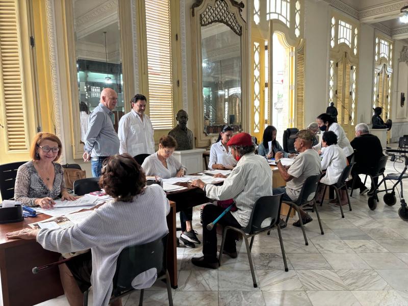 Miranda supervisa na Habana o seguimento do proceso de solicitudes das axudas económicas individuais