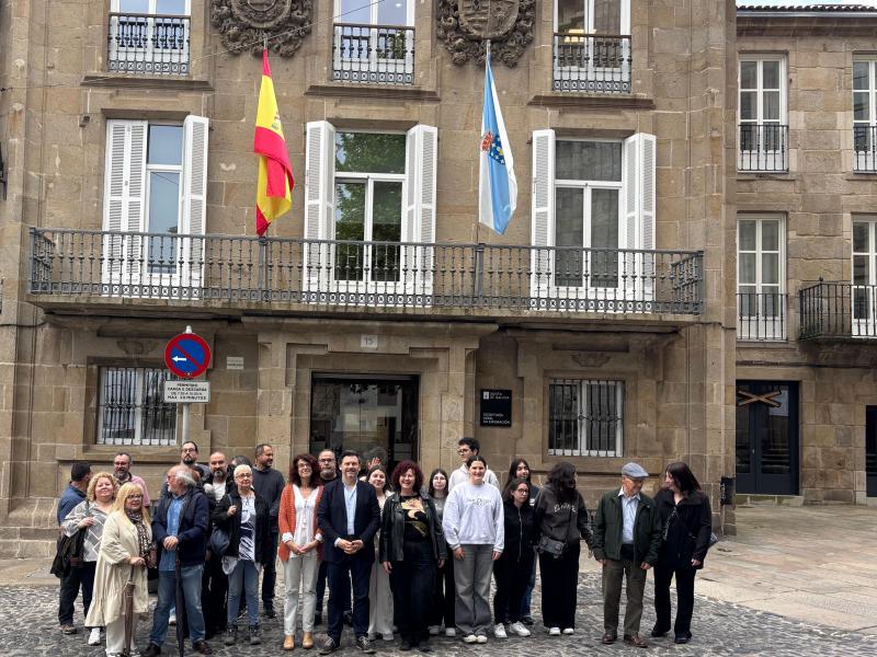 Miembros de la Irmandade Galega de Rubí visitan la Sede de Emigración y se reúnen con el secretario xeral, quién les agradeció que sigan manteniendo viva la cultura gallega en Cataluña