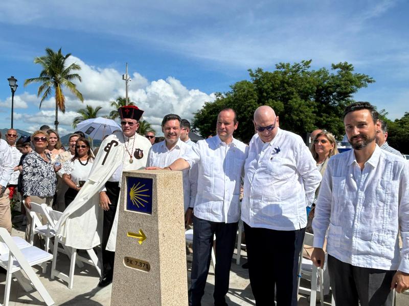 Miranda inaugura en Panamá, junto al Monumento de los Gallegos que construyeron el Canal, un mojón del Camino de Santiago: 'Como ellos unieron dos océanos, el Camino de Santiago une civilizaciones'