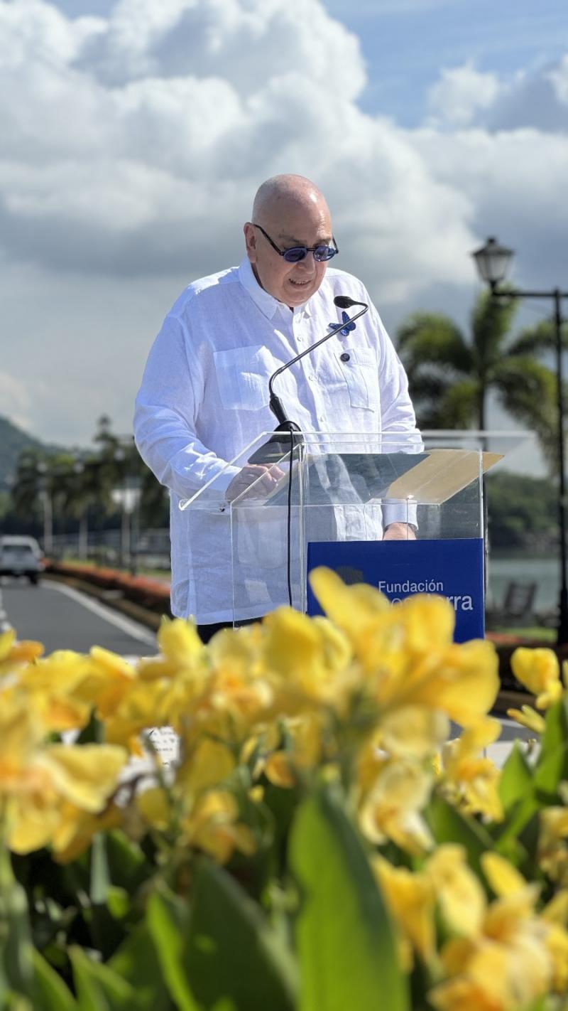 Miranda inaugura en Panamá, junto al Monumento de los Gallegos que construyeron el Canal, un mojón del Camino de Santiago: 'Como ellos unieron dos océanos, el Camino de Santiago une civilizaciones'