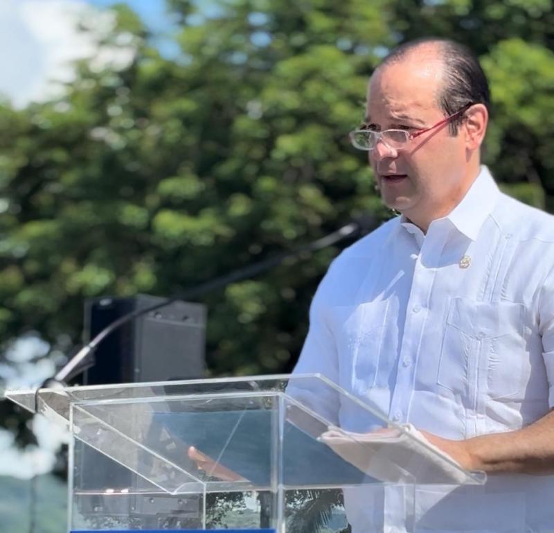 Miranda inaugura en Panamá, junto al Monumento de los Gallegos que construyeron el Canal, un mojón del Camino de Santiago: 'Como ellos unieron dos océanos, el Camino de Santiago une civilizaciones'