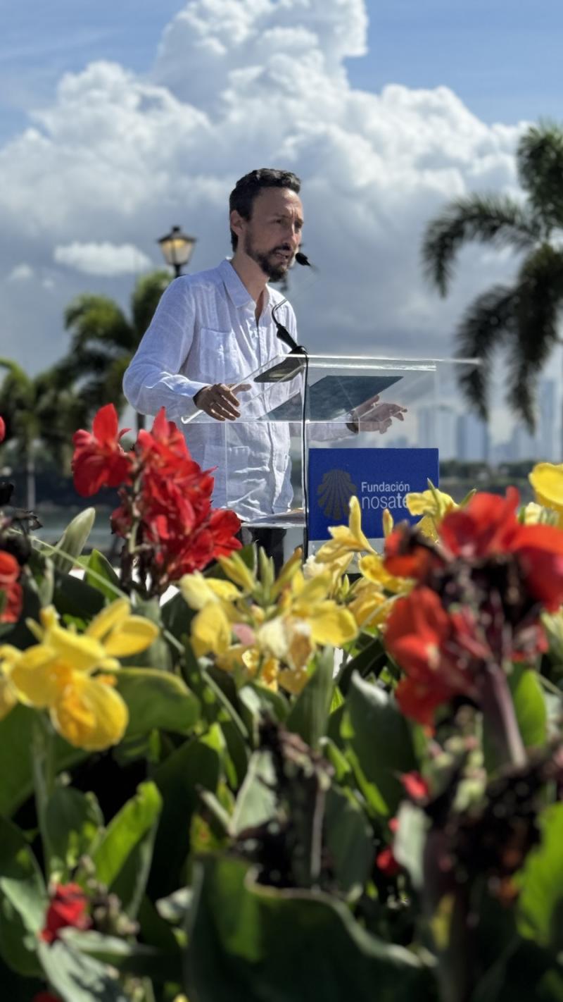 Miranda inaugura en Panamá, junto al Monumento de los Gallegos que construyeron el Canal, un mojón del Camino de Santiago: 'Como ellos unieron dos océanos, el Camino de Santiago une civilizaciones'