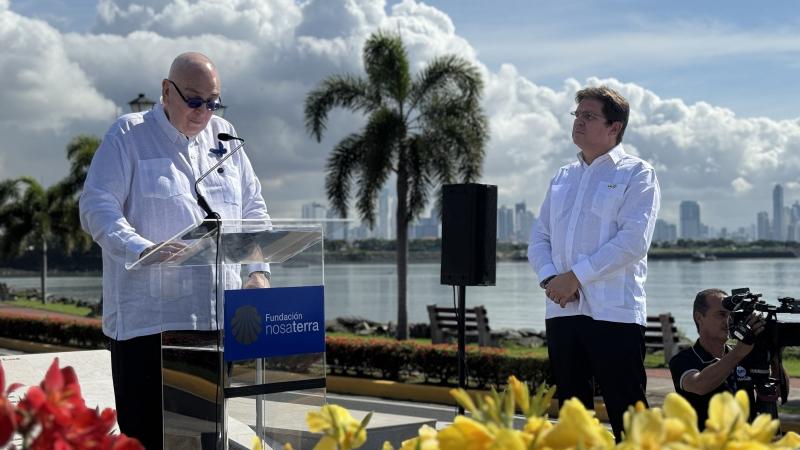 Miranda inaugura en Panamá, junto al Monumento de los Gallegos que construyeron el Canal, un mojón del Camino de Santiago: 'Como ellos unieron dos océanos, el Camino de Santiago une civilizaciones'