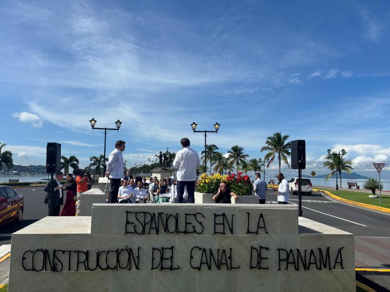 Miranda inaugura en Panamá, junto al Monumento de los Gallegos que construyeron el Canal, un mojón del Camino de Santiago: 'Como ellos unieron dos océanos, el Camino de Santiago une civilizaciones'